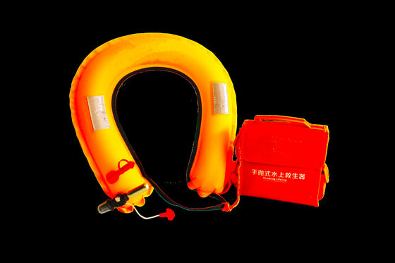 มือโยนอุปกรณ์การช่วยเหลือน้ําสายโยน Lifering Inflatable